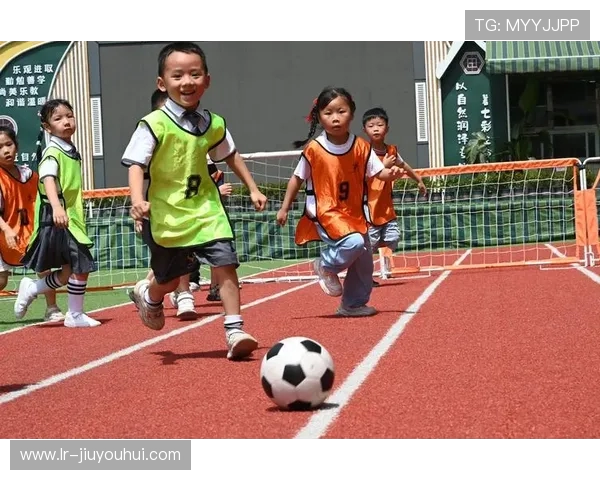 趣味足球启蒙训练课激发孩子运动天赋提升团队协作能力